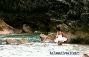 Horseshoe Bay Bermuda next to limestone cliffs